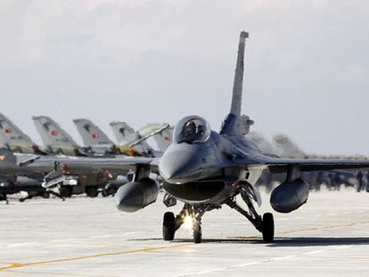Um F16 turco prepara-se para decolar na base de Konya, em 2010.