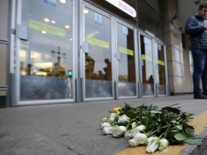 Flores depositadas na frente da estação do metrô de São Petersburgo em que ocorreu o atentado.