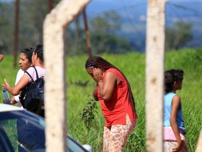 Familiares de presos se desesperam após rebelião em Goiás.