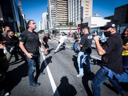 Manifestantes pró e contra Jair Bolsonaro se enfrentam na avenida Paulista neste domingo.