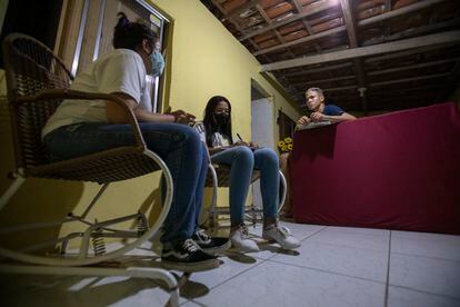 Melky e Mikaelle conversam com Wesley da Silva Ribeiro, de 17 anos, que não vai às aulas há um mês.