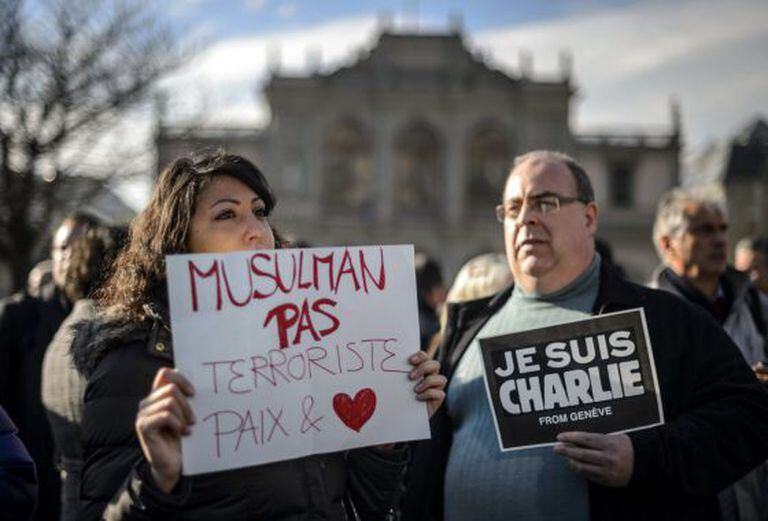 Em Geneva, mulher carrega cartaz: "muçulmanos não são terroristas".