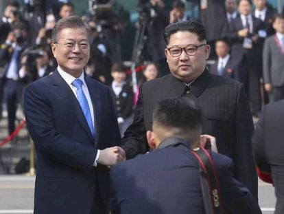 Cerimônia de boas-vindas antes da reunião entre Kim Jong-un (à direita) e Moon Jae-in na Casa da Paz em Panmunjom, na zona desmilitarizada, a primeira cúpula de líderes coreanos em 11 anos