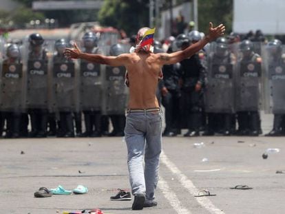 Exército da Venezuela reprime opositores de Maduro na fronteira.