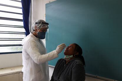 Profissional realiza teste de coronavírus em estudante de Taboão da Serra (SP), em outubro.
