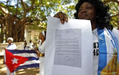 A líder das Damas de Branco, Berta Soler, mostra a carta de Obama.
