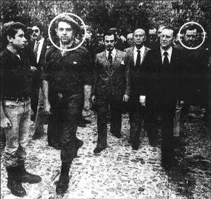 O presidente da Frente de la Juventud, José de las Heras (primeiro à direita), ao lado de Blas Piñar, ex-líder da Fuerza Nueva. A fotografia foi feita em um evento organizado pela Fuerza Nueva em Paracuellos del Jarama (Madri).