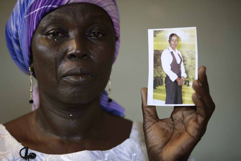 Martha Mark, mãe de Monica Mark, uma das meninas sequestradas em Chibok pelo Boko Haram, chora pela filha no dia em que o grupo terrorista divulgou as imagens das estudantes.