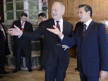 Peña Nieto conversa com o ministro suíço de Economia, em Davos.