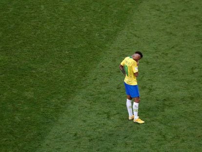Neymar lamenta-se depois da eliminação do Brasil em Kazan.