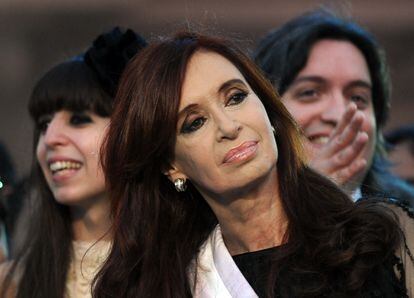 Cristina Fernández de Kirchner com seus filhos Florencia e Máximo.