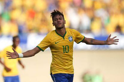 Neymar comemora o seu gol no Serra Dourada.