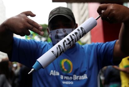 Manifestante protesta em São Paulo contra a vacina chinesa Coronavac, testada pelo Instituto Butantan.