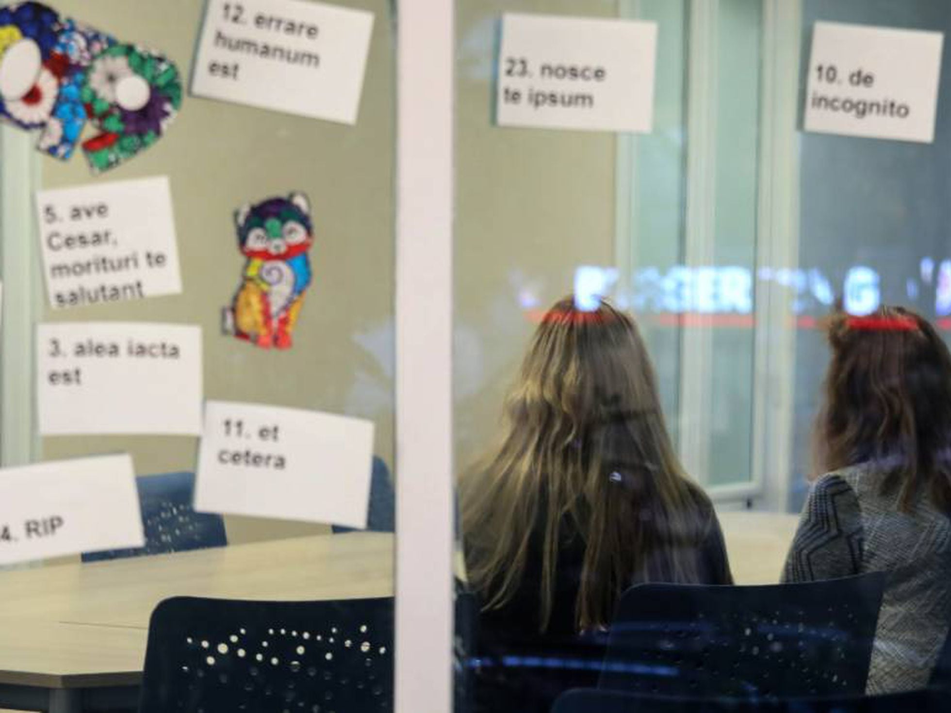 uma adolescente com um corte de cabelo curto está sentada em