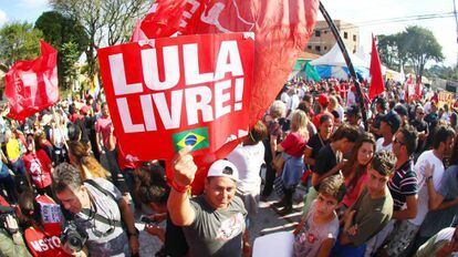 Protesto a favor de Lula na frente da PF, em Curitiba.