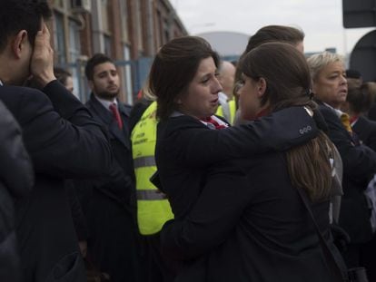 Trabalhadores do aeroporto de Bruxelas se abraçam depois dos atentados.