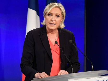 Marine Le Pen discursa neste domingo, após sua derrota.