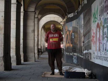 Alberto, de 47 anos, no pórtico da Plaza Mayor de Madri, onde dorme.