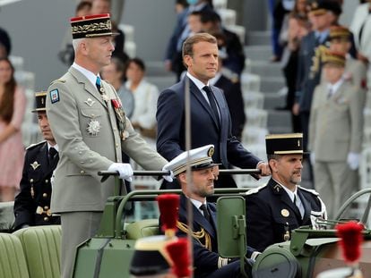 O chefe do Estado Maior francês, general François Lecointre, com o presidente Emmanuel Macron, em 2020.