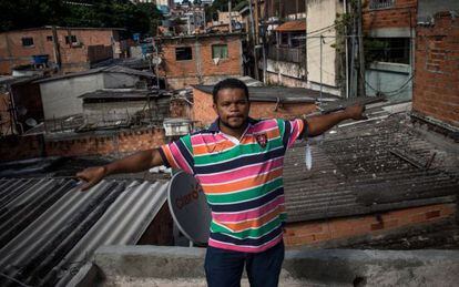Claudinho, no topo de sua casa na favela Monte Azul.