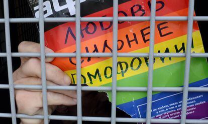A polícia russa detém uma ativista dos direitos dos homossexuais em uma manifestação em São Petersburgo, em maio de 2016