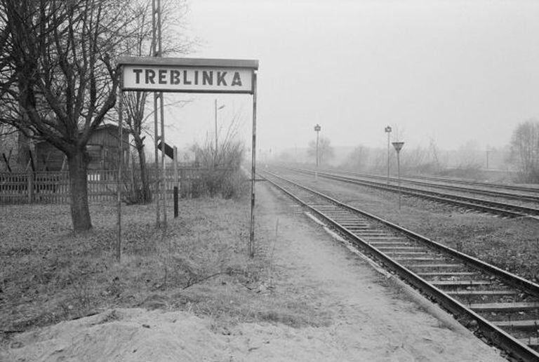 Os trilhos do trem pelos quais chegavam os prisioneiros.