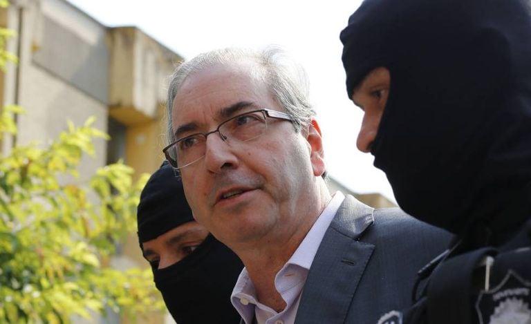Eduardo Cunha é conduzido por policiais federais.