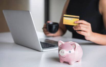 Una mujer realiza una compra por Internet con su tarjeta de crédito.