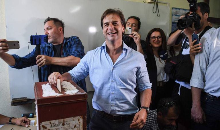 Luis Lacalle Pou vota neste domingo, no Uruguai.