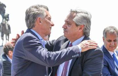 Macri e Fernández se abraçam durante um ato religioso realizado no domingo.