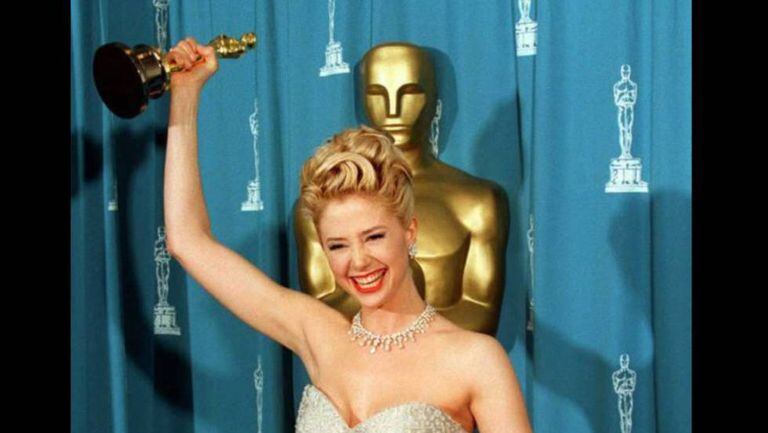 Mira Sorvino comemora o prêmio de melhor atriz coadjuvante por 'Poderosa Afrodite'.