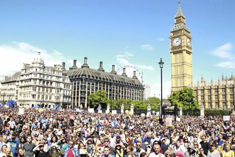 Milhares de manifestantes saíram às ruas em Londres para protestar contra o Brexit, em 2 de julho.