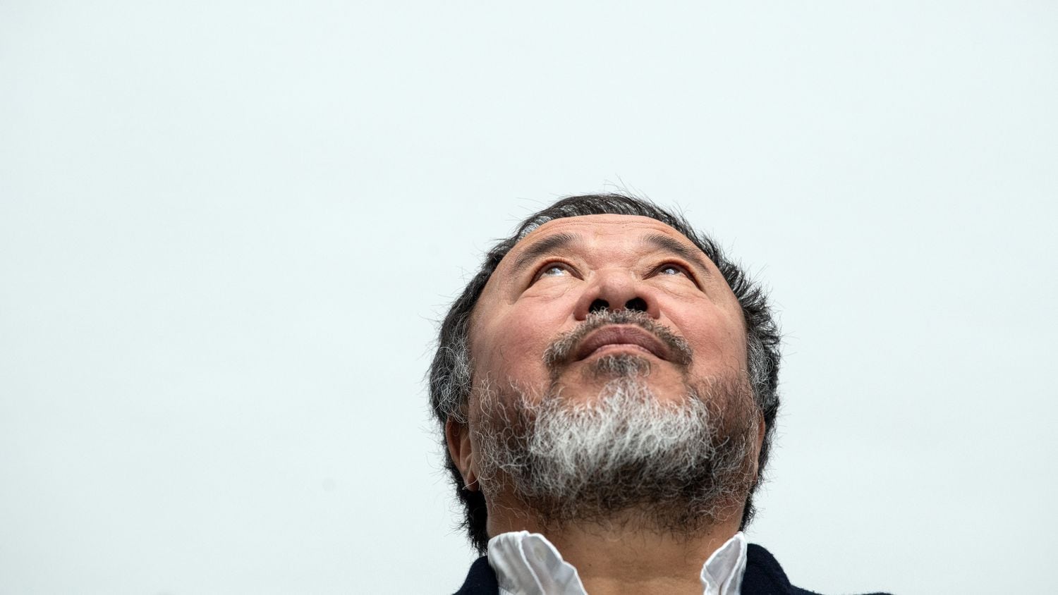 Ai Weiwei, apresentando sua exibição na Kunstsammlung Nordrhein-Westfalen no ano passado.