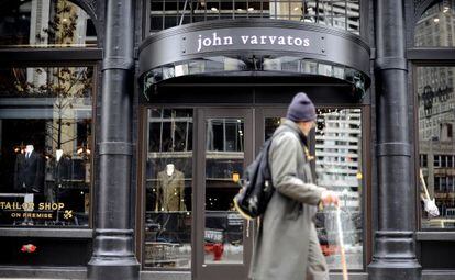 O estilista de luxo John Varvatos abriu uma loja no centro de Detroit na sexta-feira.