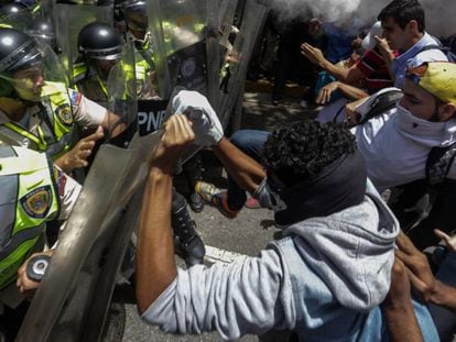 Manifestantes opositores enfrentam a Pol&iacute;c&iacute;a Nacional Bolivariana (PNB).