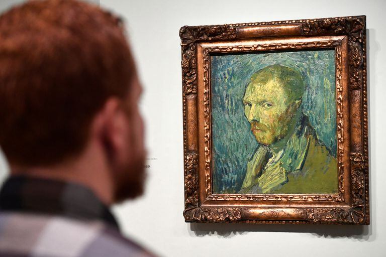 Visitante observa autorretrato de Van Gogh no museu dedicado ao artista em Amsterdã, em 20 de janeiro deste ano.