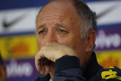 Felipão recebe a imprensa triste, em uma coletiva surpresa.
