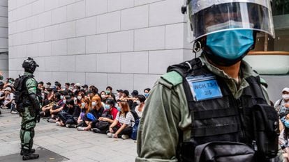 Um grupo de pessoas detidas pela polícia de Hong Kong, em maio.