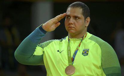 Rafael Silva com seu bronze.
