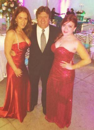 Miguel Herrera com sua esposa e filha em uma foto postada em seu perfil de Twitter.