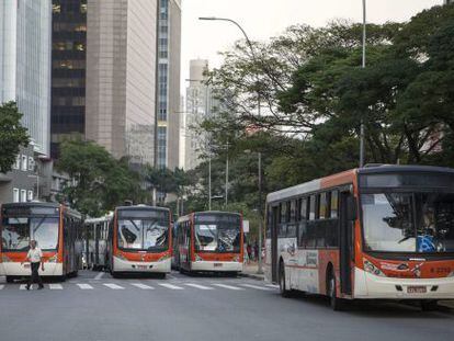 Ônibus bloqueiam avenida de São Paulo em protesto.