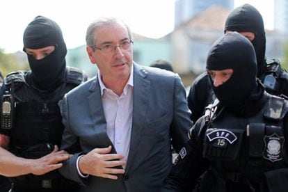 O ex-presidente da Câmara Eduardo Cunha, ao ser preso em outubro de 2016 pela PF.