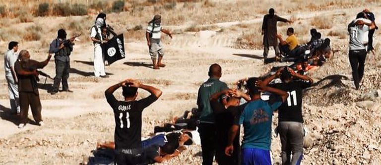 Membros do EIIL executam supostos soldados iraquianos na província de Saladino, em uma imagem publicada em um site jihadista.