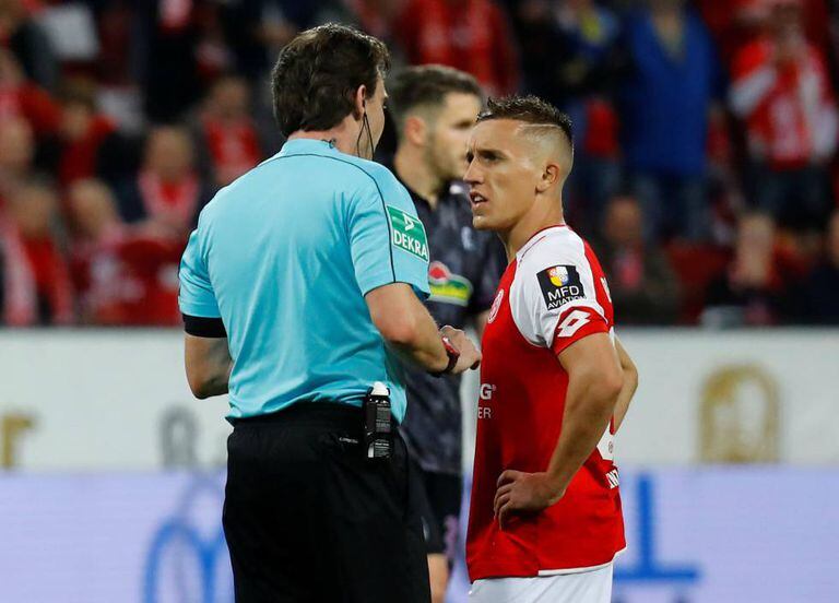 Pablo de Blasis conversa com o árbitro antes de bater o pênalti para o Mainz.