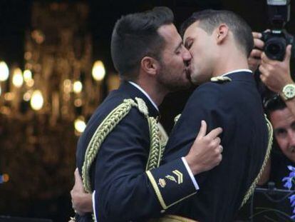 Os noivos beijam-se depois da cerimônia.