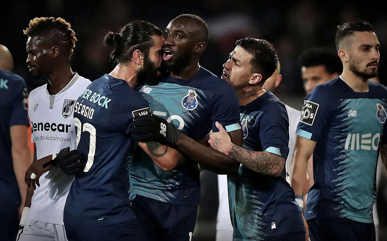 Marega é contido por colegas de time depois de ser insultado pela torcida rival.