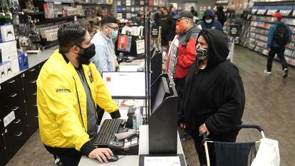 Clientes da GameStop em uma loja de Manhattan, em novembro.