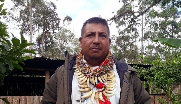Francisco Javier Jamioy Chindoy, pajé da etnia camsá, neste ano, diante da casa de cura da família no vale do Sibundoy (Colômbia). 