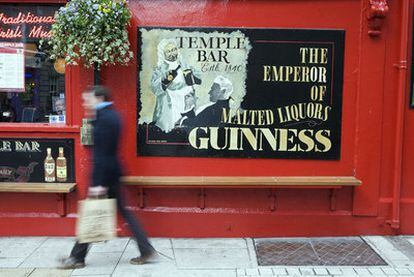 Homem passa em frente a pub em Dublin, na Irlanda