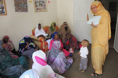 Aminetou Mint El Moctar explica a mulheres mauritanas os perigos do trabalho como empregadas domésticas na Arábia Saudita.